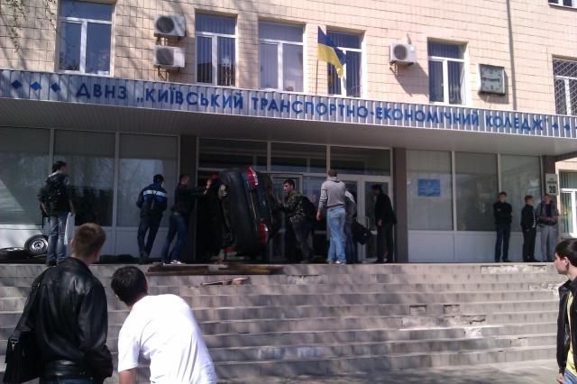 Интернет облетело фото студентов, которые заносят в колледж авто Интернет облетело фото студентов, которые заносят в колледж авто