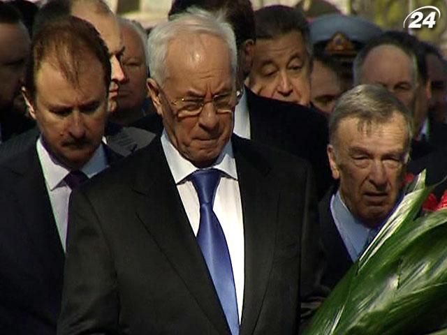 Азаров почтил память жертв Чернобыля - быстро и молча (Видео) Азаров почтил память жертв Чернобыля - быстро и молча (Видео)