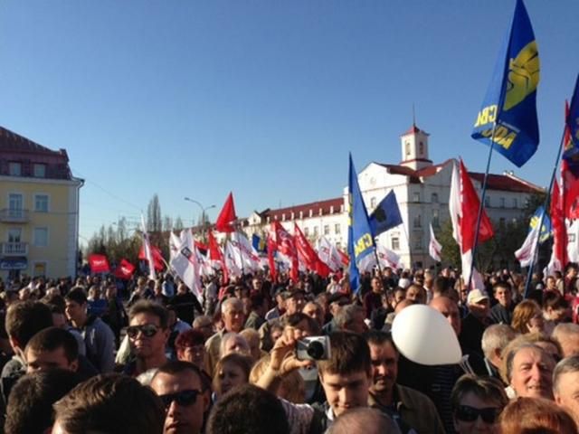 В оппозиции говорят, что собрали на митинг в Чернигове 5000 человек (Фото)