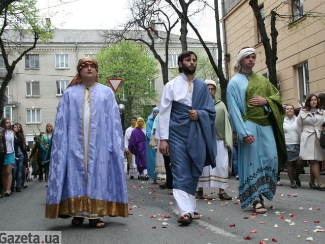 Тернопільський "Ісус" на Вербну неділю перевертав столи торговців (Фото)