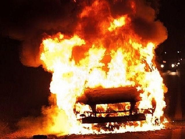 В Ужгороде депутату на праздник сожгли новенькое авто