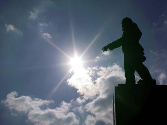 З такими пам’ятниками в Європу не беруть, – "Свобода" З такими пам’ятниками в Європу не беруть, – "Свобода"