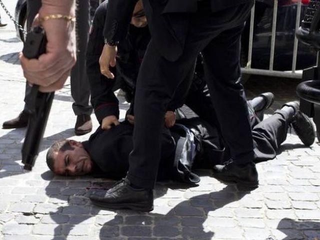 Італієць, який поранив карабінерів, стріляв через злість на політиків Італієць, який поранив карабінерів, стріляв через злість на політиків