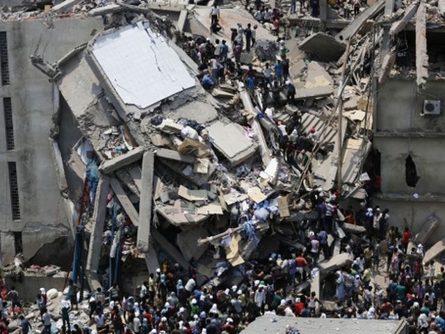 У Бангладеш на руїнах фабрики, де ще шукають людей, розпочалася пожежа У Бангладеш на руїнах фабрики, де ще шукають людей, розпочалася пожежа