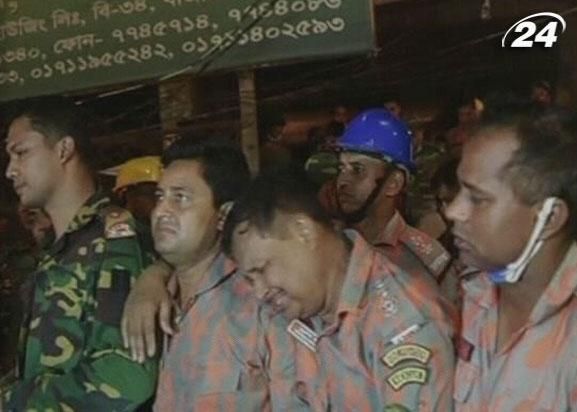 На місці обвалу будівлі у Бангладеш сталася пожежа На місці обвалу будівлі у Бангладеш сталася пожежа