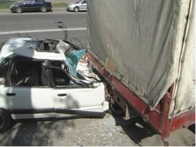 В Киеве автомобиль совершил два ДТП подряд (Фото) В Киеве автомобиль совершил два ДТП подряд (Фото)