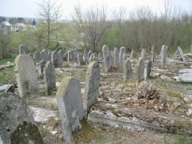 На Вінниччині підлітки розгромили єврейські могили (Фото)
