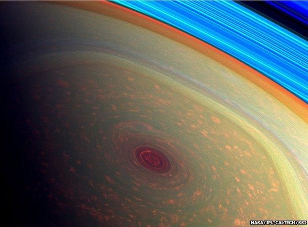 Ураган на Сатурне размером с 12 Великобританий (Фото)