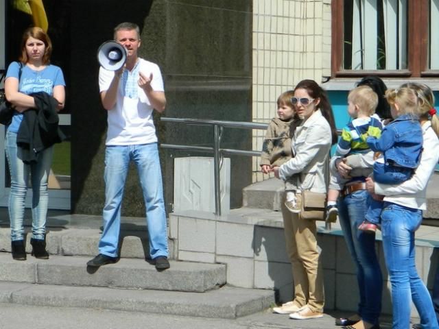 В Днепродзержинске требуют отставки мэра из-за трагической смерти 2-летнего мальчика (Видео) В Днепродзержинске требуют отставки мэра из-за трагической смерти 2-летнего мальчика (Видео)