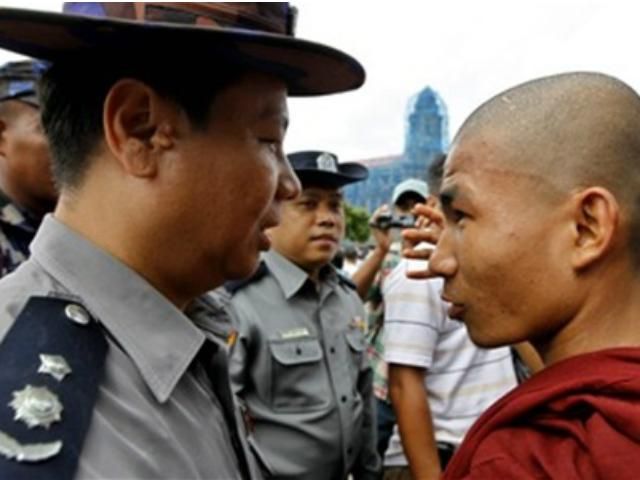 В Бирме буддисты напали на дома мусульман и мечеть В Бирме буддисты напали на дома мусульман и мечеть