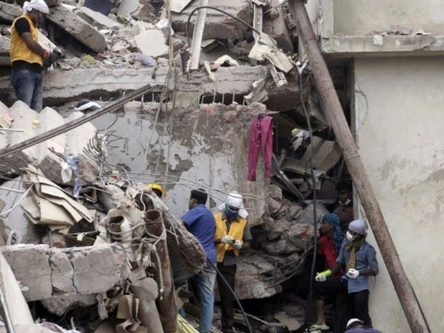 Кількість жертв обвалу фабрики у Бангладеш зросла до 400 людей Кількість жертв обвалу фабрики у Бангладеш зросла до 400 людей