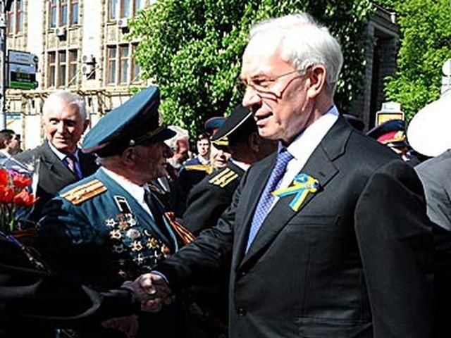 Азаров закликає будувати пам'ятники героям ВВВ Азаров закликає будувати пам'ятники героям ВВВ