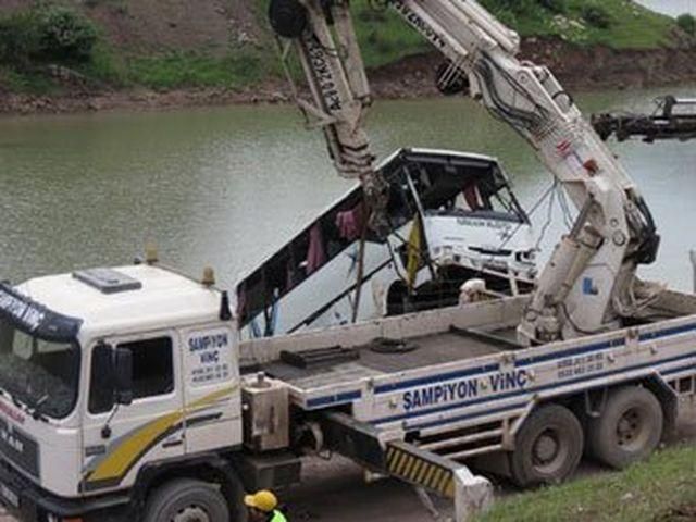 У Туреччині автобус впав в озеро: є загиблі і поранені У Туреччині автобус впав в озеро: є загиблі і поранені