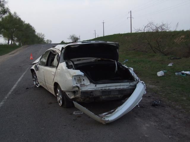 На Рівненщині Lexus на швидкості злетів з траси: жінка-водій загинула (Фото)