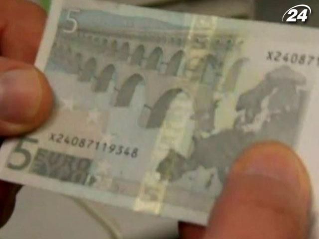 У країнах Єврозони ввели в обіг нову банкноту 5 євро