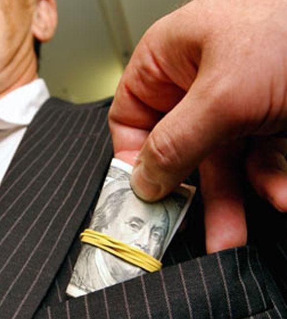 Кримського чиновника "взяли" на хабарі у $20 тисяч Кримського чиновника "взяли" на хабарі у $20 тисяч