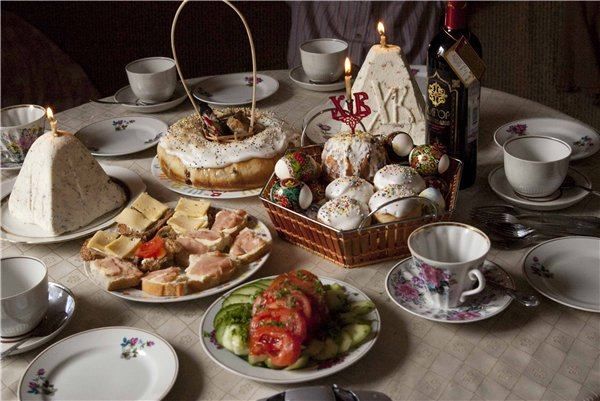 Українці витрачають на великодній стіл 500-1000 гривень Українці витрачають на великодній стіл 500-1000 гривень