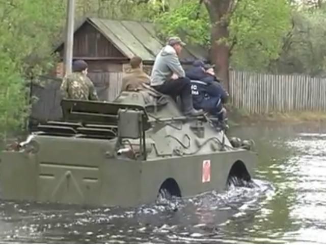 На Чернігівщині Дніпро вийшов з берегів: людей возять на БТРах та човнах (Відео. Фото)