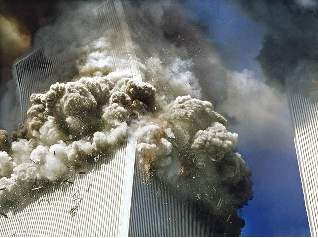 У США знайшли фрагмент крила літака, що врізався у вежі-близнюки 11 вересня 2001року У США знайшли фрагмент крила літака, що врізався у вежі-близнюки 11 вересня 2001року