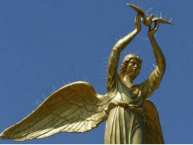Новини з регіонів: У Донецьку ангела прикрасили шипами, куди водять туристів на Закарпатті 