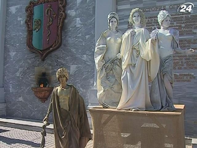 У Євпаторії відбувається Чемпіонат живих скульптур (Відео) У Євпаторії відбувається Чемпіонат живих скульптур (Відео)