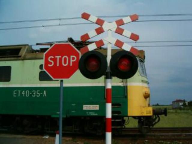 На Донетчине автомобиль столкнулся с поездом. Один человек погиб На Донетчине автомобиль столкнулся с поездом. Один человек погиб