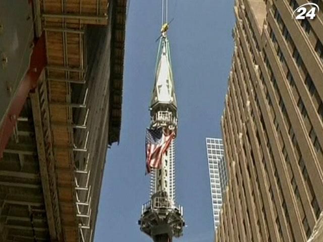 В США подняли шпиль на вершину небоскреба на месте башен-близнецов (Видео)
