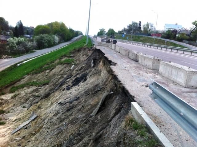 Траса Київ-Чоп розвалюється (Фото. Відео) Траса Київ-Чоп розвалюється (Фото. Відео)