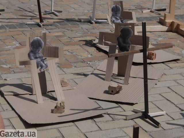 В центре Киева установили 700 крестов в знак протеста против абортов (Фото. Видео)