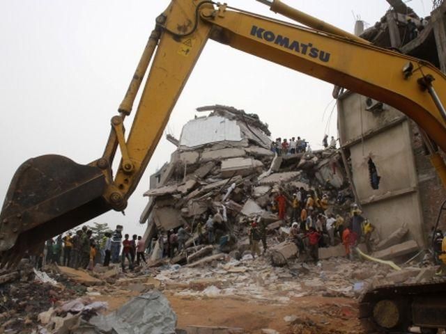 В Бангладеш жертвами оползня фабрики стали уже 500 человек В Бангладеш жертвами оползня фабрики стали уже 500 человек