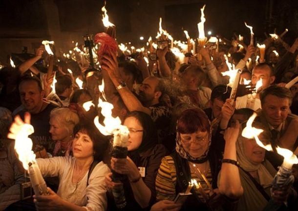 Тысячи христиан в Иерусалиме увидели схождение Благодатного огня