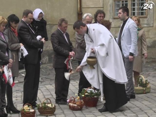 Сьогодні в Україні розпочали святити великодні страви