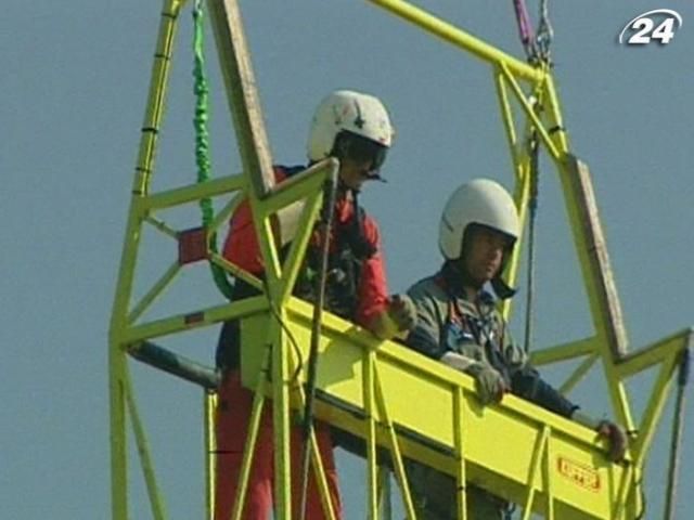 Лінії електропередач ремонтують з гелікоптерів (Відео) Лінії електропередач ремонтують з гелікоптерів (Відео)