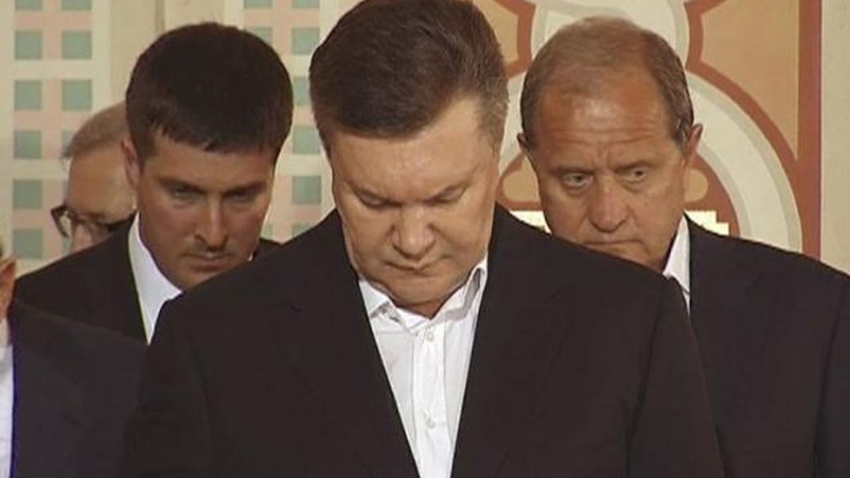 Янукович на Великдень молився у Криму, Тимошенко - у в’язниці Янукович на Великдень молився у Криму, Тимошенко - у в’язниці