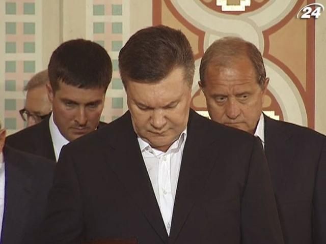 Янукович на Великдень молився у Криму, Тимошенко - у в’язниці