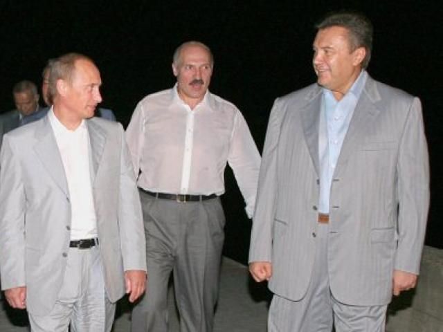 Янукович поздравил Путина и Лукашенко с Пасхой
