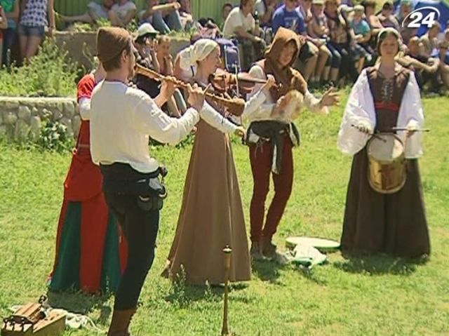 В Крыму воссоздали средневековый лагерь В Крыму воссоздали средневековый лагерь
