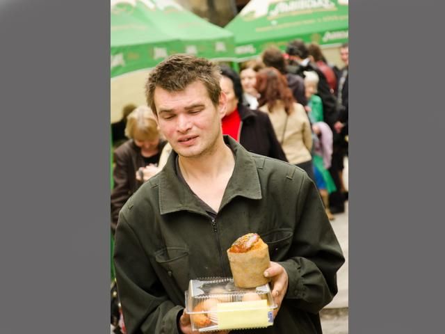 Во Львове нуждающихся накормили пасхальным завтраком (Фото) Во Львове нуждающихся накормили пасхальным завтраком (Фото)