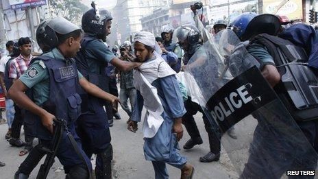Из-за беспорядков в Бангладеш погибли уже 10 человек, полсотни ранены