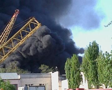 В Києві горить склад з папером В Києві горить склад з папером