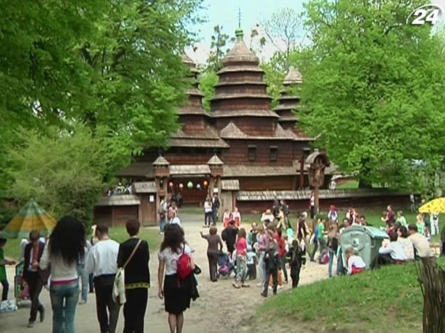 У Львові тисячі людей водять гаївки У Львові тисячі людей водять гаївки