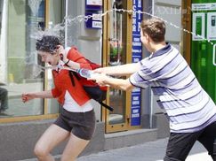 Вооружившись бутылками с водой, львовяне празднуют обливаной понедельник (Фото)