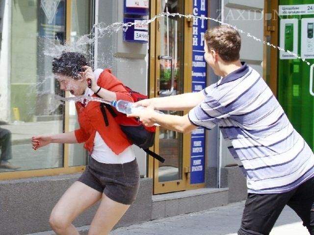 Вооружившись бутылками с водой, львовяне празднуют обливаной понедельник (Фото) Вооружившись бутылками с водой, львовяне празднуют обливаной понедельник (Фото)