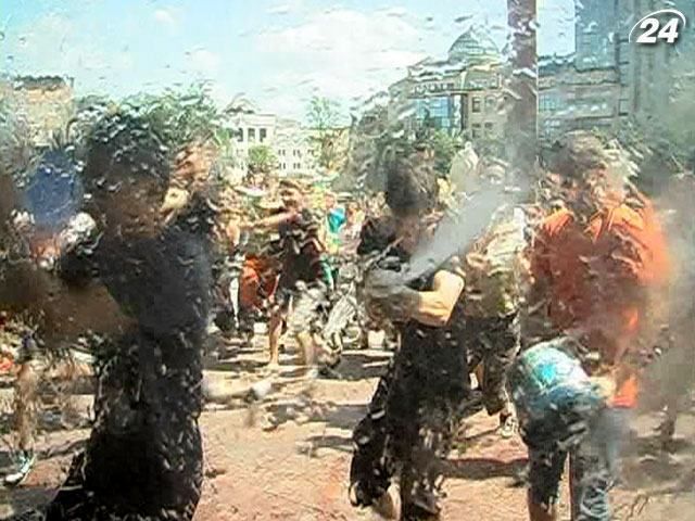 Мешканці Івано-Франківська щедро облили водою міську раду (Відео) Мешканці Івано-Франківська щедро облили водою міську раду (Відео)