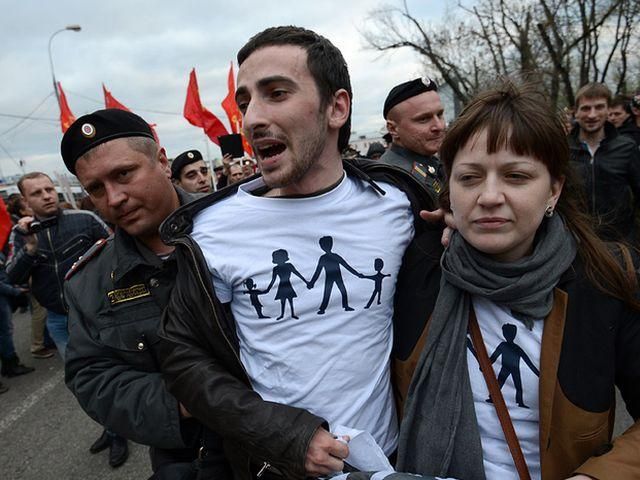 В Москве - массовая акция оппозиции, несмотря смерть рабочего, который монтировал сцену