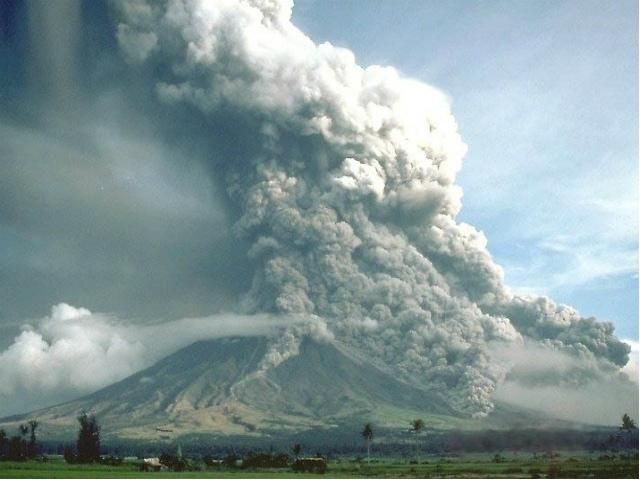 На Філіппінах вулкан викинув хмару попелу. Загинули п'ять осіб 