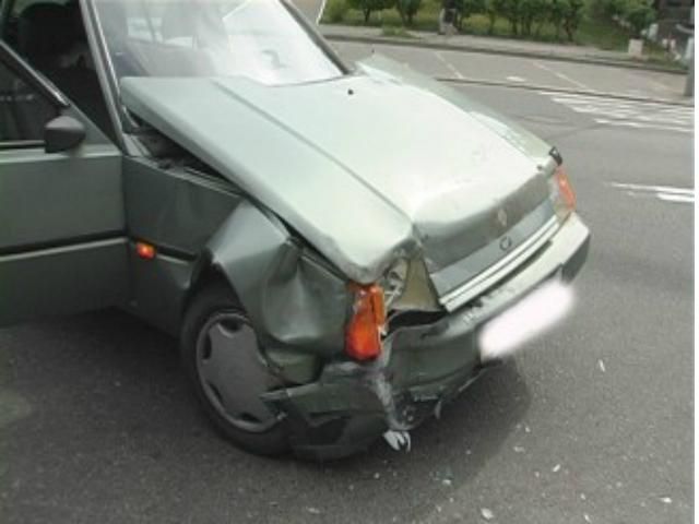 В центре Киева столкнулись "БМВ" и "Славута" (Фото) В центре Киева столкнулись "БМВ" и "Славута" (Фото)