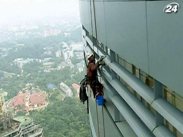 Промисловий альпініст - спайдермен, який миє вікна Промисловий альпініст - спайдермен, який миє вікна