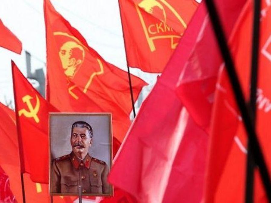 Во Львове суд приостановил решение горсовета о запрете советской символики Во Львове суд приостановил решение горсовета о запрете советской символики
