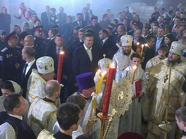 Священик, який провів Великодню службу для Януковича, полетів рейсом за $10 тисяч